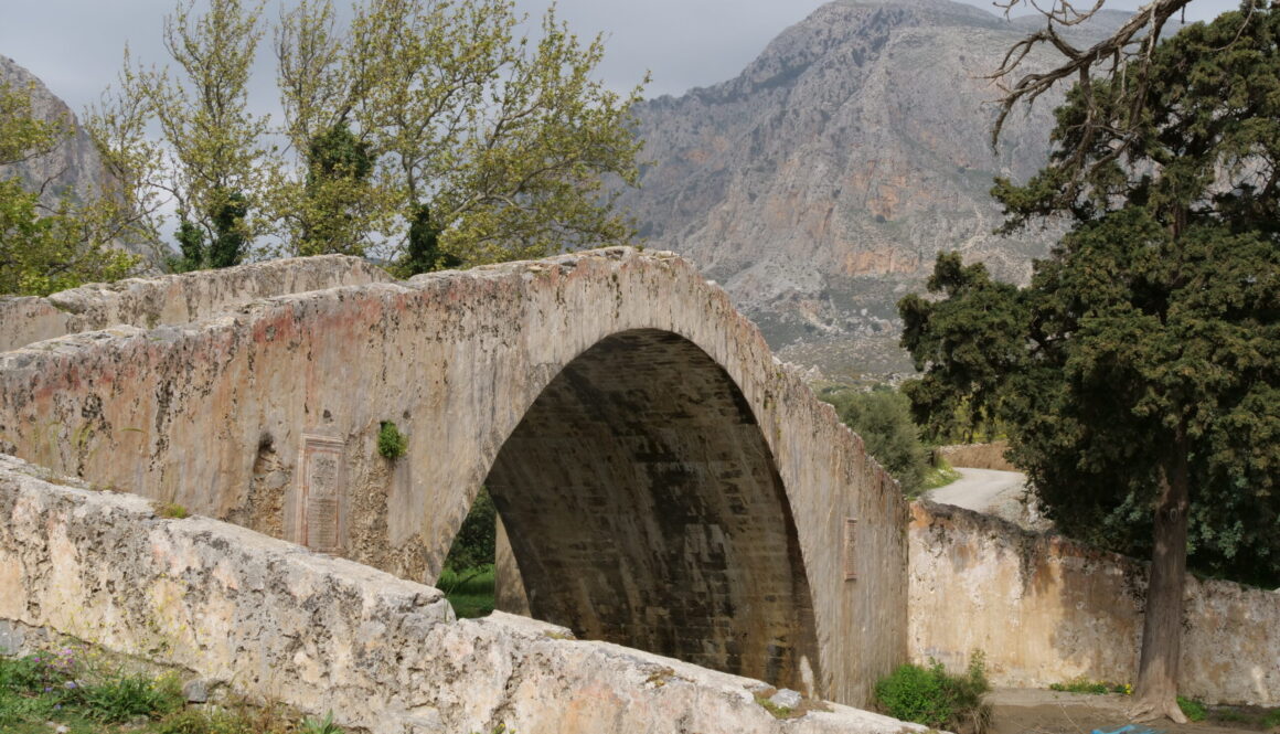 confianza y desconfianza: puente de piedra en el paisaje de Mallorca