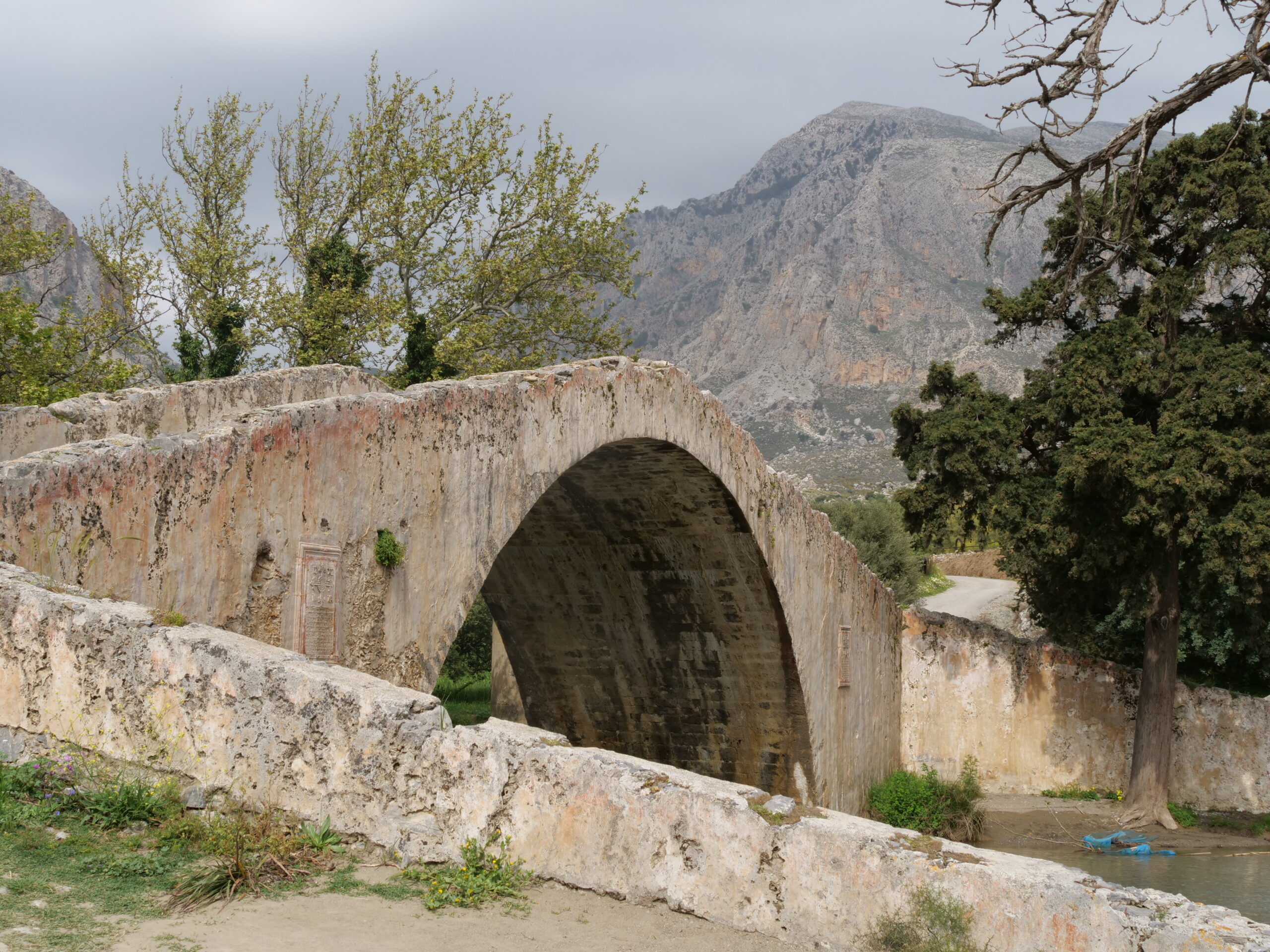 Vertrauen und Misstrauen – Steinbrücke auf Mallorca